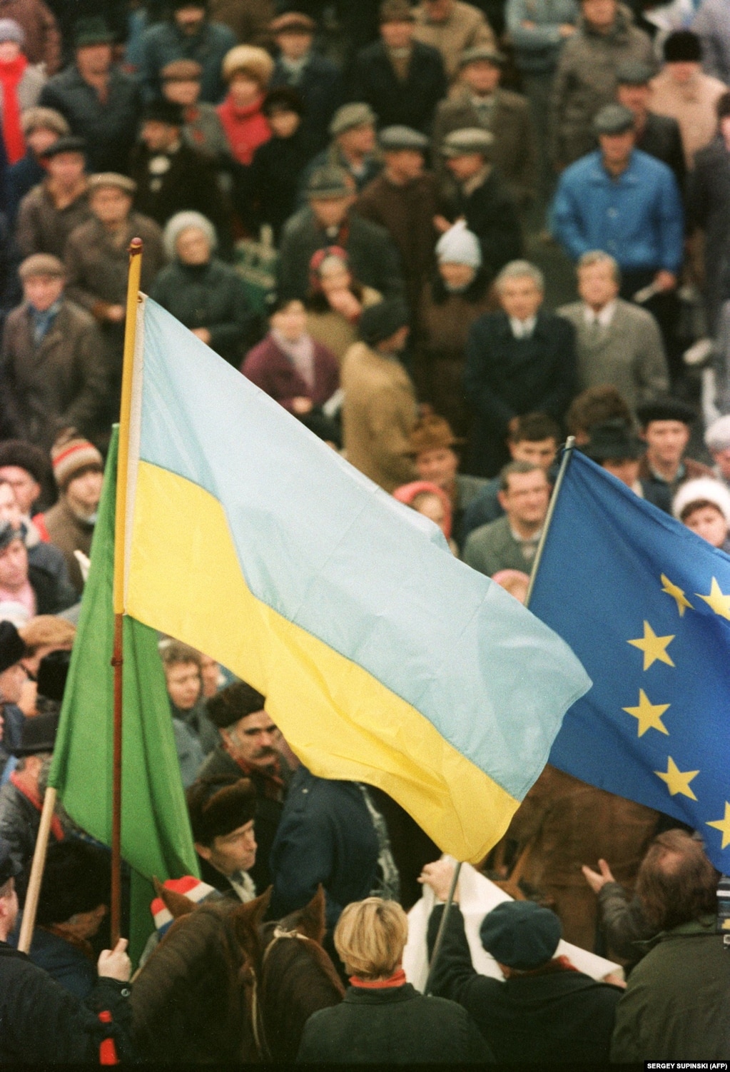 Мітинг у Києві 30 листопада 1991 року &ndash; в переддень референдуму за незалежність України. На світлині, зокрема, прапори &ndash; України та тодішнього Європейського економічного співтовариства (ЄЕС)