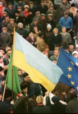 Мітинг у Києві 30 листопада 1991 року – в переддень референдуму за Незалежність України 1 грудня, на якому 90,32% його учасників проголосували «За». На світлині, зокрема, прапори – України та тодішнього Європейського економічного співтовариства (ЄЕС)