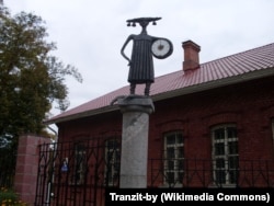 Скульптура «Дзяўчына з гадзіньнікам» каля Дзіцячага музэю ў Полацку