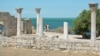 За колоннами разрушенного античного храма – открытое море