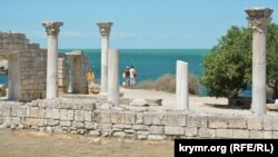 За колоннами разрушенного античного храма – открытое море