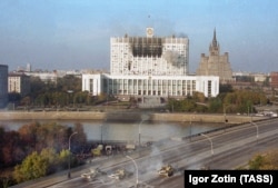 28 років тому тут стріляли танки по будівлі російського парламенту. Москва, 4 жовтня 1993 року