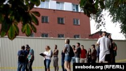 Каля турмы на Акрэсьціна