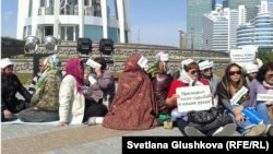 Неплатежеспособные заемщики по ипотечным кредитам, прибывшие в Астану из разных городов Казахстана, объявляют голодовку в правительственном квартале. 27 мая 2013 года.