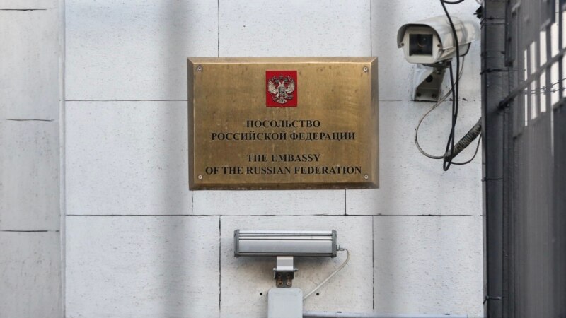В Киеве перекрыли доступ к посольству России (трансляция)