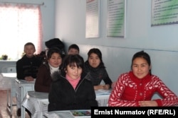 Қырғызстан мектебіндегі жоғарғы сынып оқушылары. (Көрнекі сурет)