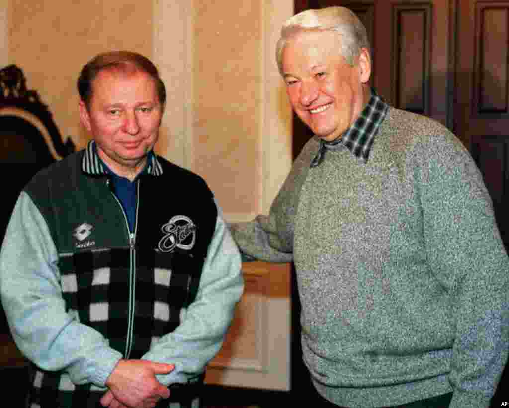 Президент України Леонід Кучма (ліворуч) і президент Росії Борис Єльцин. Москва, 16 листопада 1997 року