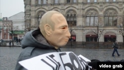 Роман Рословцев в маске Путина