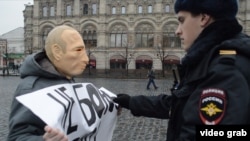 Roman Roslovtsev Putin maskasıyla etiraz aksiyası