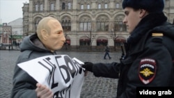 Романа Рословцева задерживают во время прогулки в маске Путина. Москва, 7 апреля 2016 года.