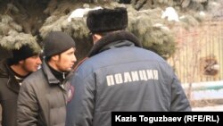 Kazakhstan - Uzbek refugees are Muslims Sukhrob Kuldashev (left) and Sunatulla Kuldashev (second from left) in the courtyard of the Almaty administrative court. Almaty, 27 January 2011