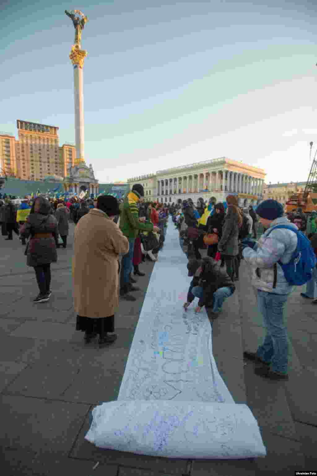 Tələbələr prezident Viktor Yanukovich-ə ünvanladıqları 500 metr uzunluğunda etiraz məktubunu nümayiş etdirirlər. Kiyev, 27 noyabr 2013
