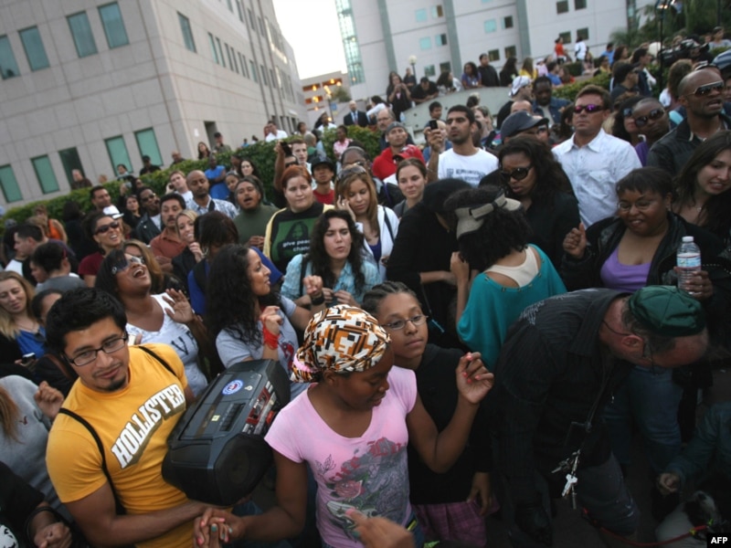 Поклонники танцуют под песни Майкла Джексона перед больницей, где он ушел из жизни. Лос-Анджелес, 25 июня 2009 года