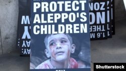 Poruka "Zaštitite decu Alepa" na transparentu u Londonu