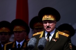 Олександр Лукашенко приймає військовий парад 9 травня 2020 року