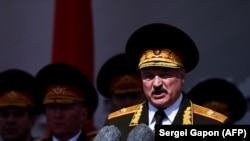 Олександр Лукашенко у військовій формі під час параду 9 травня 2020 року