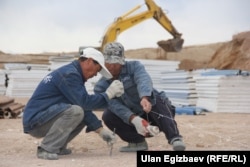 На строительстве международной автодороги из Кыргызстана в Китай. Апрель 2014 года.