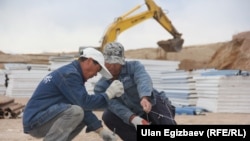 На строительстве международной автодороги из Кыргызстана в Китай. Апрель 2014 года.