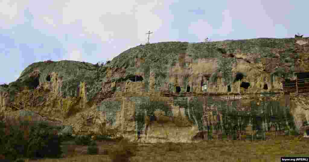 Печерний монастир Челтер-Мармара. Він розташований на обриві гори Челтер-Кая