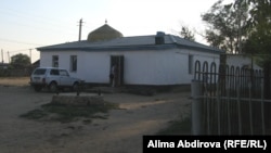 Мечеть в поселке Шубарши Темирского района, построенная под началом лидера мусульманского меньшинства Азамата Каримбаева. 1 июля 2011 года.