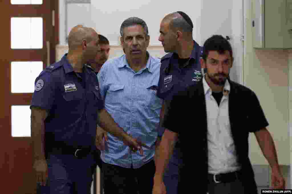 ИЗРАЕЛ - Израелското Министерство за правда соопшти дека е постигната спогодба со поранешниот министер Гонен Сегев, обвинет дека шпионирал за Иран. Во соопштението се наведува дека тој треба да отслужи 11 години затвор, откако призна дека шпионирал и му предавал информации на непријателот. Спогодбата ќе му биде претставена на судот во февруари, а други детали не се соопштени.