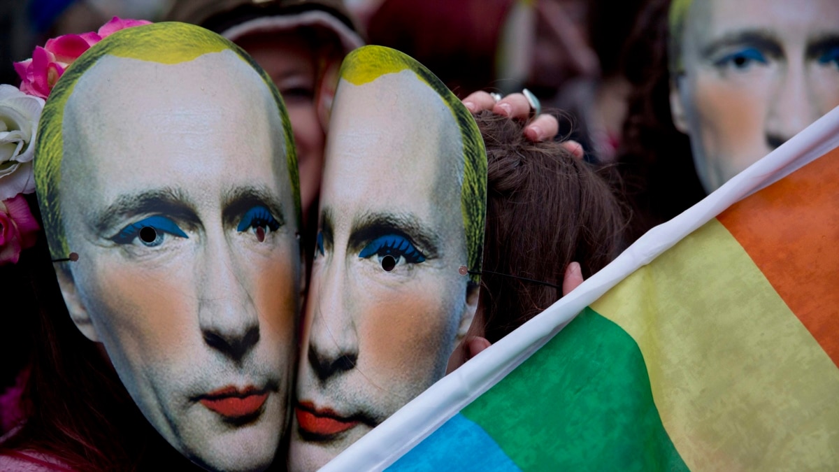 В России запретили изображения Путина с макияжем