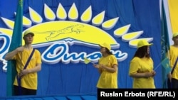 "Нұр Отан" партиясының "формасын" киген жастар партияның жеңісін тойлауға алдын ала дайындық жиынында жүр. Астана, 21 наурыз 2016 жыл. 