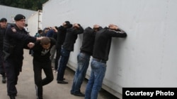 Moskvada miqrantlara qarşı polis reydi
