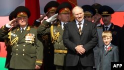 Аляксандар Лукашэнка з сынам Колем на сьвяткаваньні 3 ліпеня.