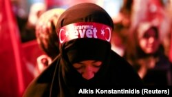 «Наше рішення – Так», – написано на хіджабі прихильниці владної Партії справедливості і розвитку на переможному мітингу у Стамбулі, 16 квітня 2017 року