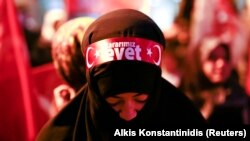 Сторонница Эрдогана на митинге в Стамбуле 16 апреля