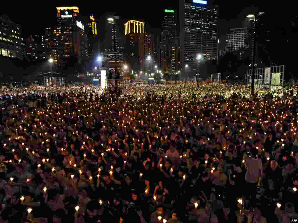 Kina - Komemoracija u Hong Kongu - Kako u Kini nisu dozvoljene nikakve manifestacije u povodu masakra na Tiananmen trgu, tisuće ljudi su se okupile u Hong Kongu koji ima specijalni status u Kini. 