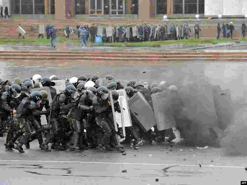 Столкновения демонстрантов с милицией. Бишкек, 7 апреля 2010 года.