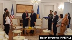 Thaçi i ka ndarë "Urdhrin e Lirisë" ish-presidentit Clinton, për kontributin e dhënë për lirinë e Kosovës.