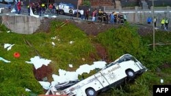 Попавший в аварию автобус на острое Мадейра, 17 апреля 2019 г.