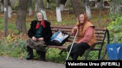 Două pensionare pe o bancă la Briceni 