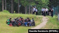 Policija sprovodi grupu izbjeglica i migranata u Vučjak