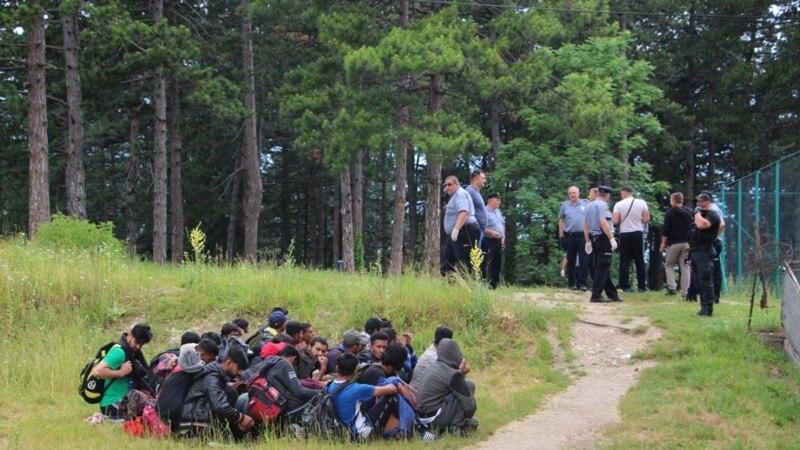 Босанската полиција ги премести мигрантите во контровезниот камп
