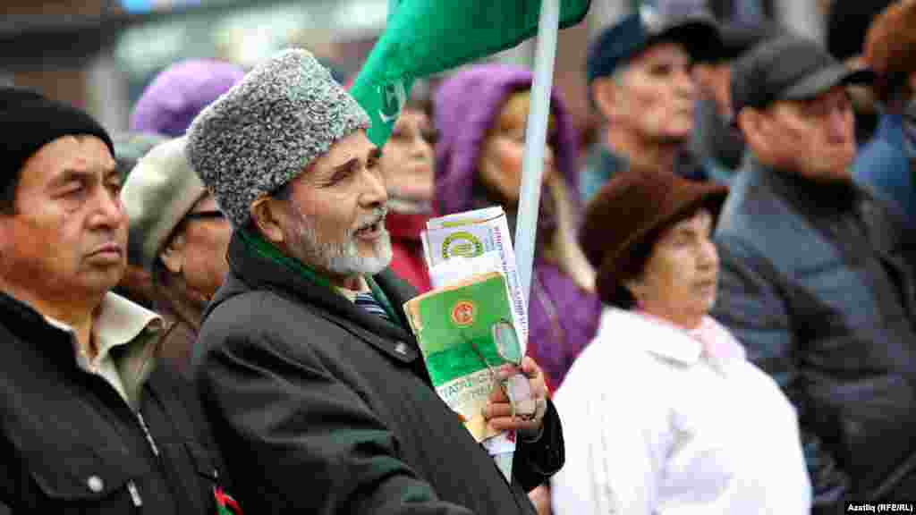 Милли хәрәкәтнең өлкән яшьтәге активисты кулында Татарстанның беренче конституциясе