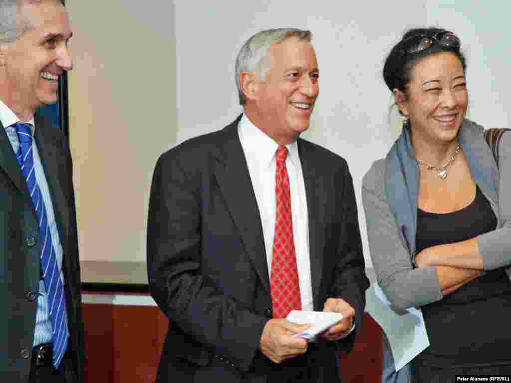 RFE President Jeffrey Gedmin (l), BBG Chairman Walter Isaacson and Radio Free Asia President Libby Liu (r), during RFE's 60th anniversary reception. 