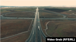 Pamje nga droni e një autostrade në Kosovë. Fotografi ilustruese. 