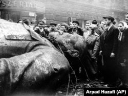 A ledöntött Sztálin-szobor 1956. október 24-én