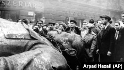 Statuia lui Stalin dărâmată în fața Teatrului Național din Budapesta, în 24 octobrie 1956