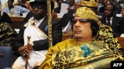 Liwiýanyň lideri Muammar Kaddafi Afrika döwletleriniň Addis Ababadaky samitinde, 2009-njy ýylyň fewral aýy.