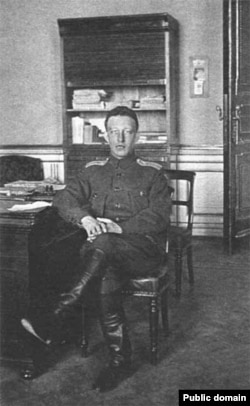 Александр Блок в Зимнем дворце. Неизвестный фотограф. 1917