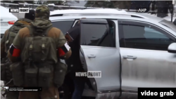 «Генпрокурора ЛНР» виводять з будівлі прокуратури