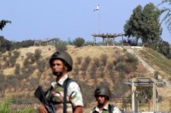 سربازان اردنی در حوالی «دروازه صلح» در مرز با اسرائیل. پرچم اسرائیل در آن سوی مرز بر فراز تپه در احتزاز است