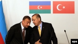 Әзербайжан президенті Илхам Әлиев пен Түркия премьер-министрі Режеп Тайып Ердоғанның Трансанатолия газ құбыры келісіміне қол қойған сәті. Стамбул, 26 маусым 2012 жыл.