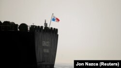 ابرنفتکش «گریس ۱» پس از توقیف در سواحل جبل‌الطارق در حالی که هنوز پرچم پاناما بر فراز آن دیده می‌شود
