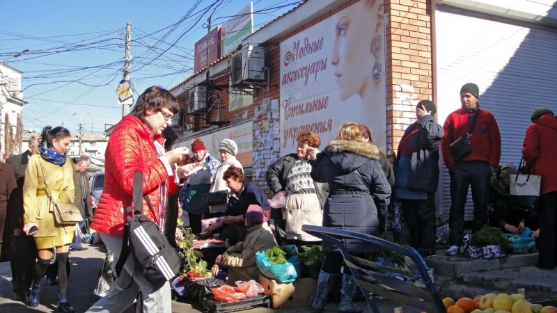 В Симферополе у стихийных торговцев изъяли десятки килограмм рыбы и молочки – власти